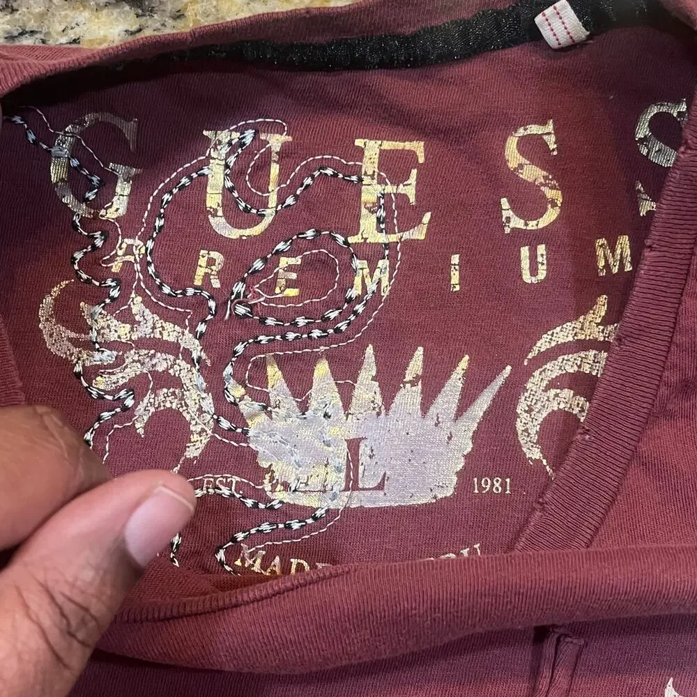 Guess London Lion Crest Graphic T Shirt Burgundy Men Large Short Sleeve Y2K - Picture 2 of 7